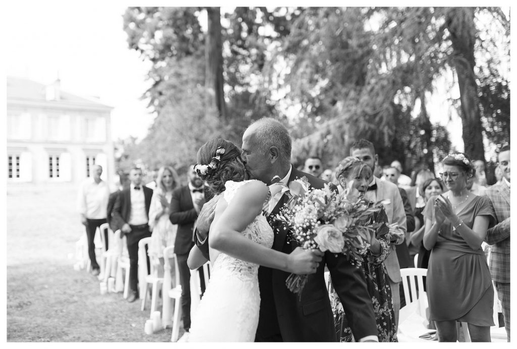 père qui embrasse la mariée